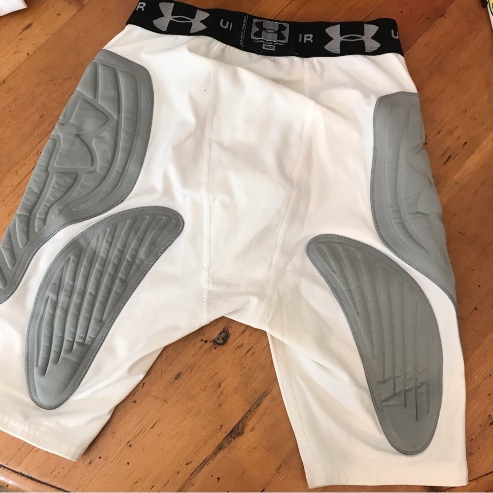 🏈Under Armour Compression Shorts with Padding - Picture 6 of 7